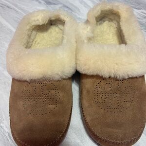Tory Burch Shearling Lined Suede Slippers - Chestnut with Cream Fur
